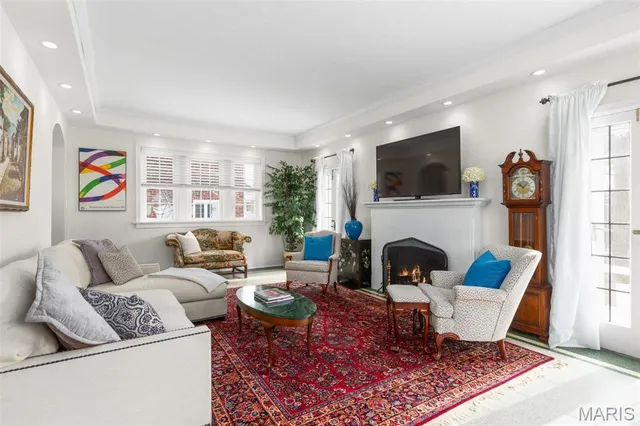 $2,800 | 440 North Hanley Road, University City, MO 63130