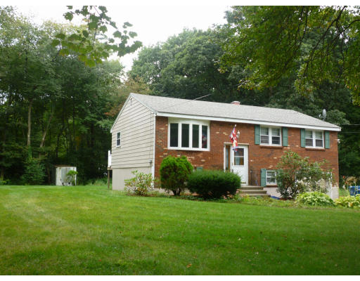 a view of a house with backyard and garden