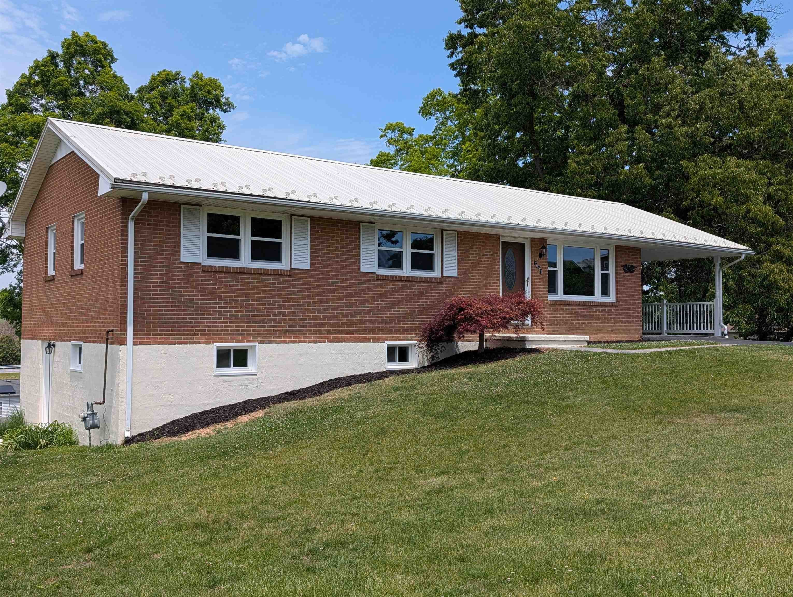 7681 Brandon Road Radford, VA 24141 - Photo 1 of 40 Gallery Image 1