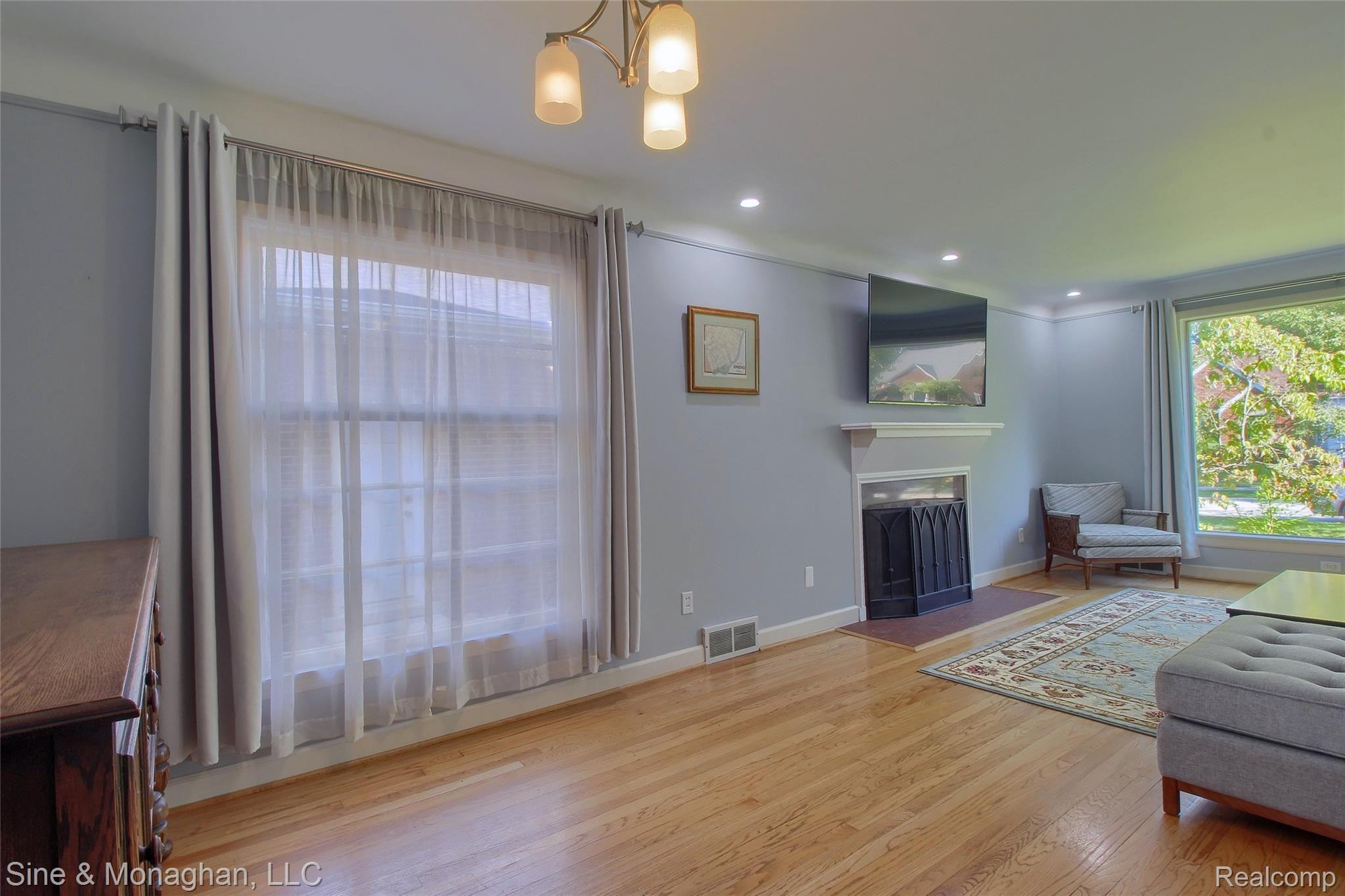 1985 Oxford Road Grosse Pointe, MI 48236 - Photo 5 of 30 6-Dining-Area.jpg