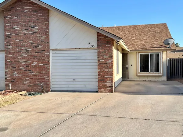 $1,495 | 953 West Emelita Circle, Mesa, AZ 85210