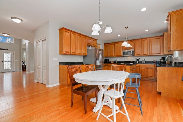 5961 Chatham Drive Hoffman Estates, IL 60192 - Photo 13 of 39