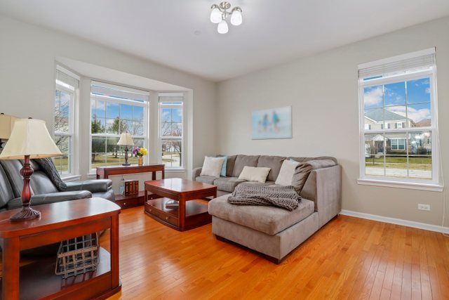 5961 Chatham Drive Hoffman Estates, IL 60192 - Photo 4 of 39