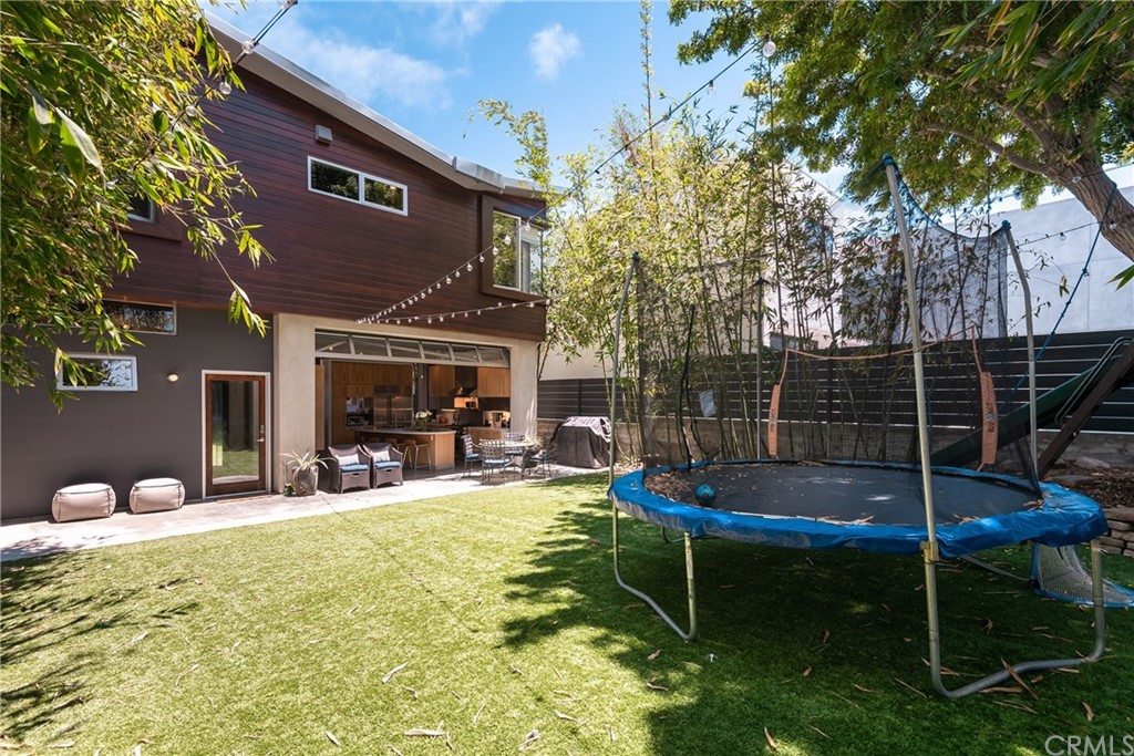 1149 Pine Avenue Manhattan Beach, CA 90266 - Photo 20 of 48 a backyard of a house with table and chairs