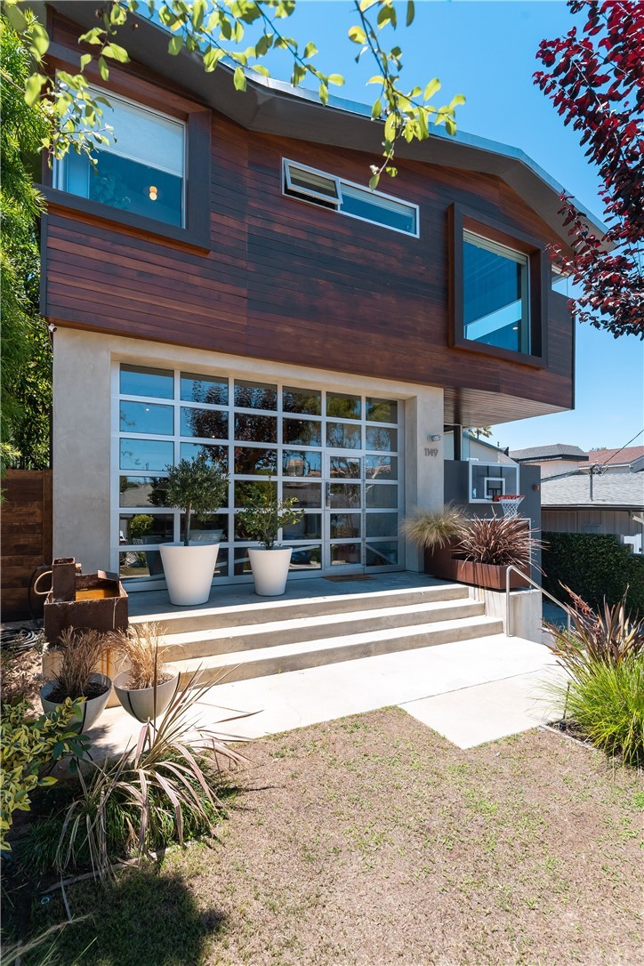 1149 Pine Avenue Manhattan Beach, CA 90266 - Photo 3 of 48 a view of a building with a patio