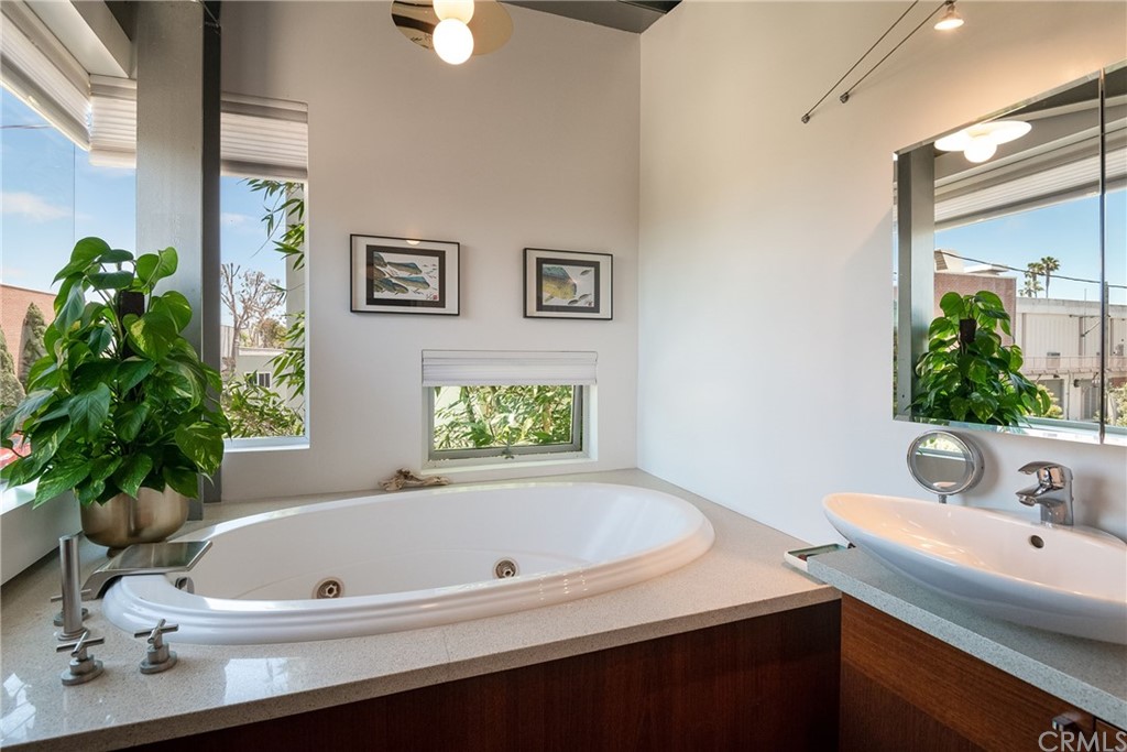 1149 Pine Avenue Manhattan Beach, CA 90266 - Photo 38 of 48 a bathroom with a tub a sink and mirror