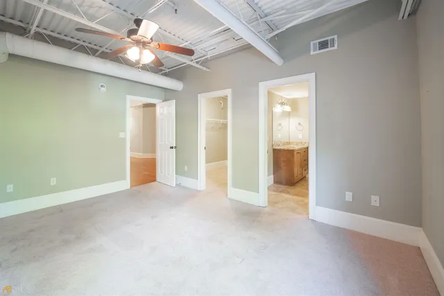 a view of empty room with a ceiling fan