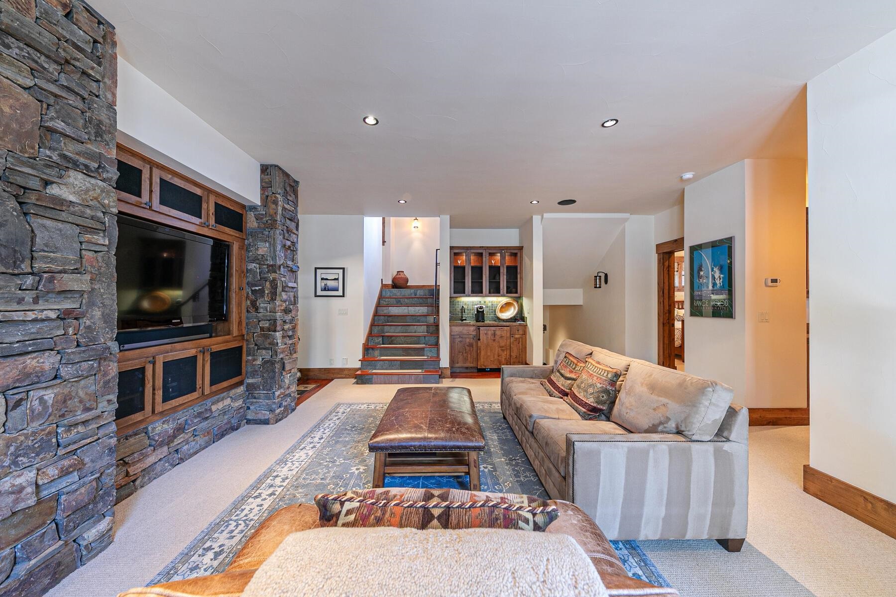 10234 Dick Barter Truckee, CA 96161 - Photo 25 of 28 a living room with furniture and a flat screen tv