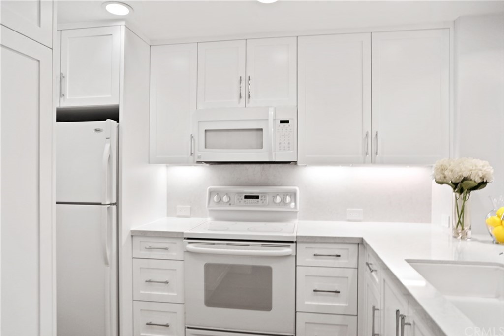 2243 Martin, Unit 314 Irvine, CA 92612 - Photo 5 of 75 Shaker cabinets, quartz backsplash