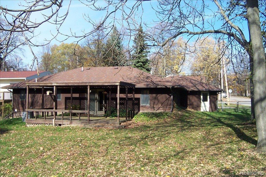 511 West Silver Lake Road Fenton, MI 48430 - Photo 2 of 7 Rear of Home