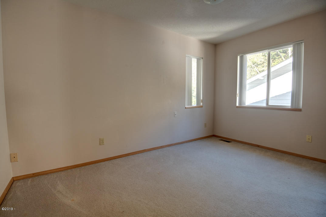 33-35 Northeast Spring Avenue Depoe Bay, OR 97341 - Photo 11 of 14 bdrm 2