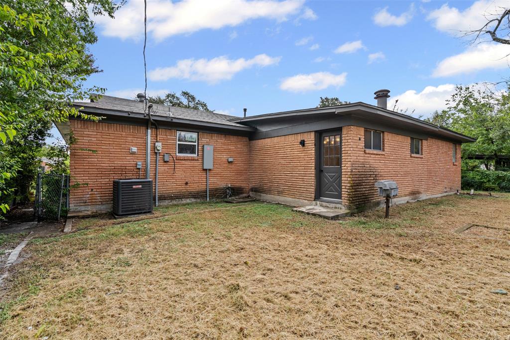 4920 Rector Avenue Fort Worth, TX 76133 - Photo 35 of 37 a backyard of a house with lots of green space