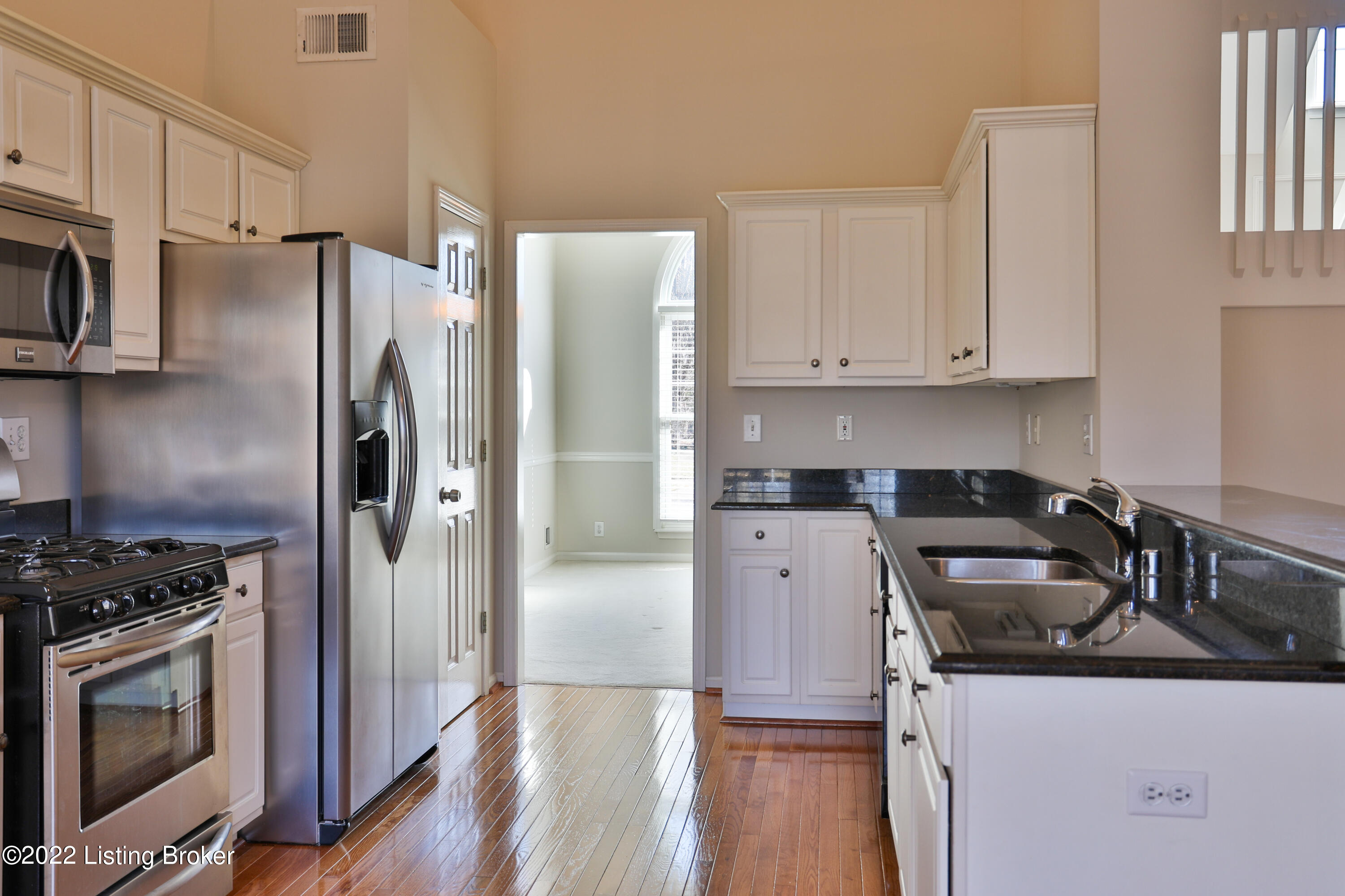 10417 Edgewater Road Louisville, KY 40223 - Photo 10 of 38 edgewaterkitchen3