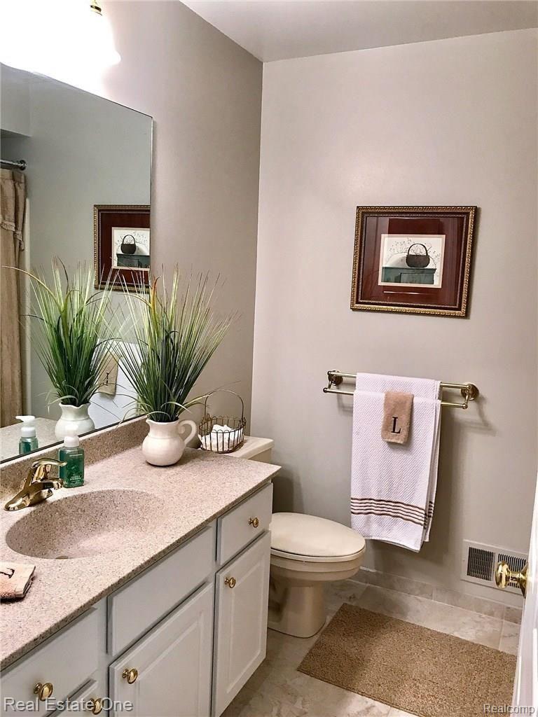 2864 Santia Road Troy, MI 48085 - Photo 18 of 21 fullbathSANTIA.jpg
