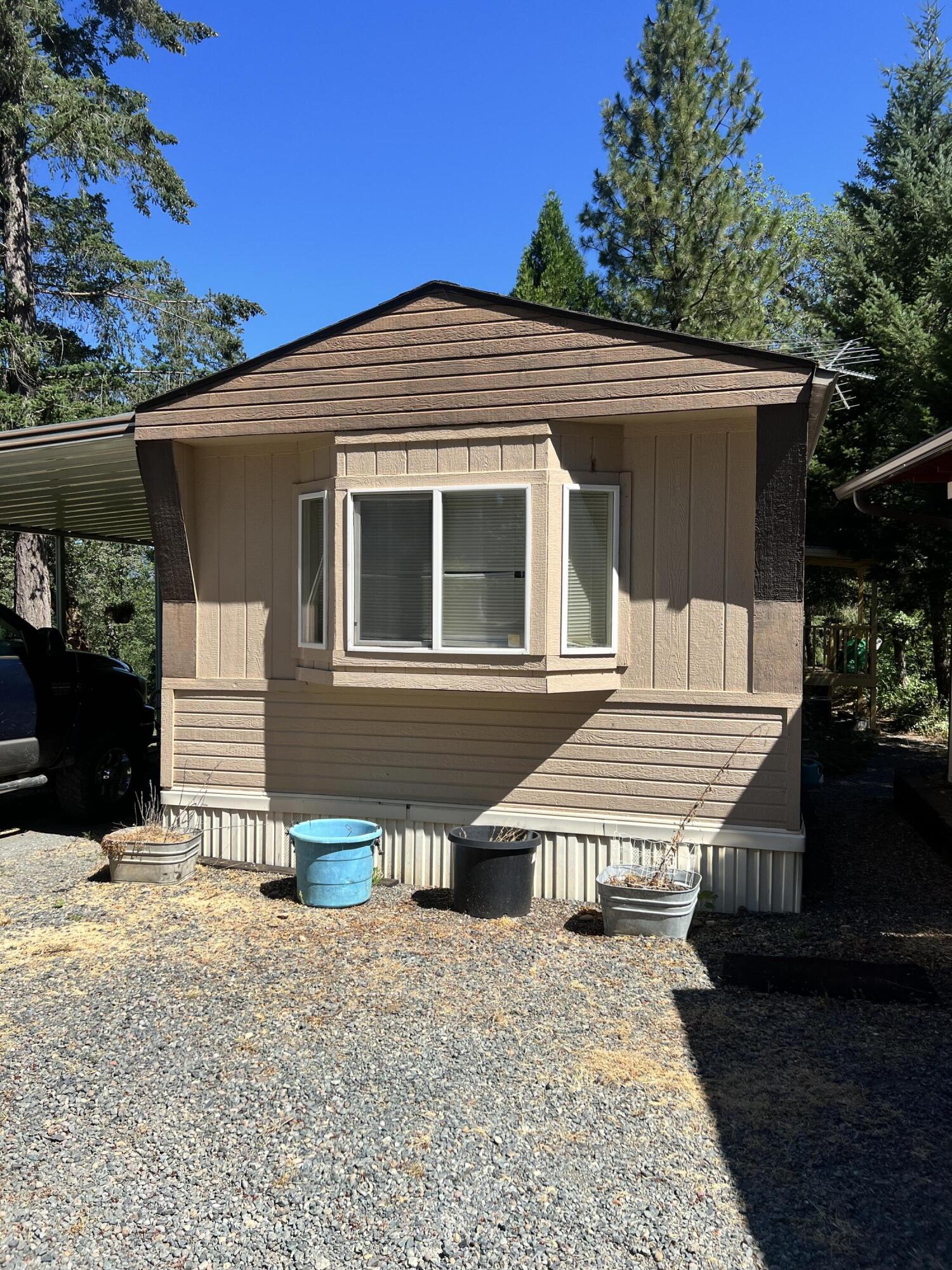 6226 Neill Road Grants Pass, OR 97527 - Photo 2 of 23 FRONT OF HOME