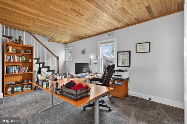 a view of a house with backyard