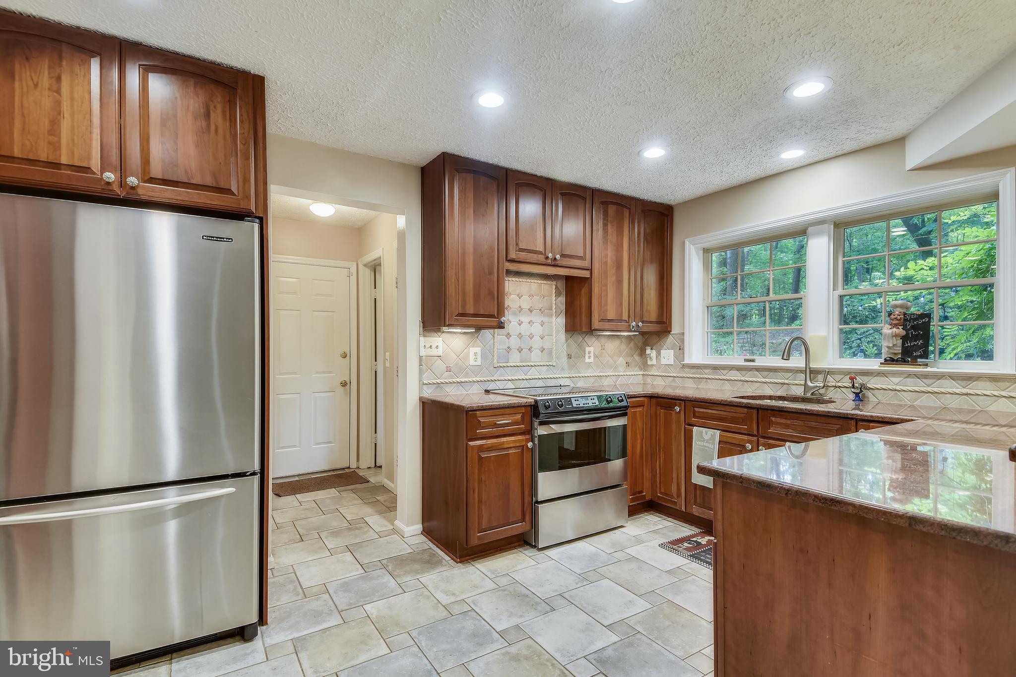 1515 Stuart Road Reston, VA 20194 - Photo 21 of 81 Stainless Steel Stove w/ceramic cooktop PLUS