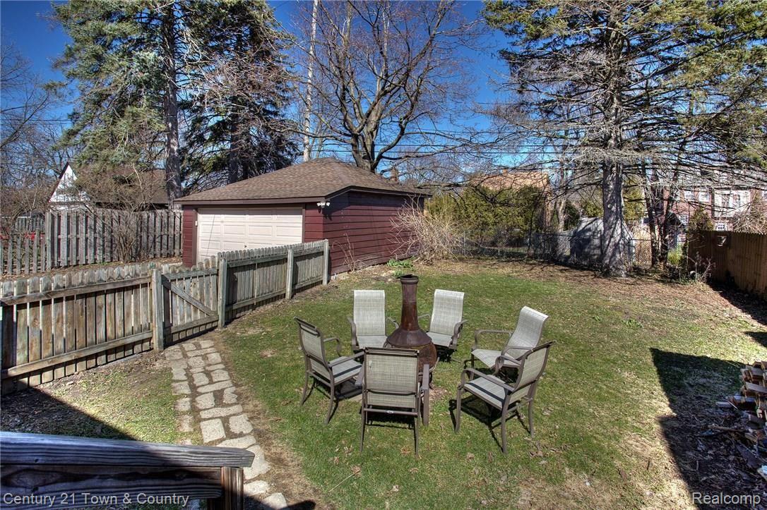 153 Cherokee Road Pontiac, MI 48341 - Photo 33 of 37 Fenced Yard