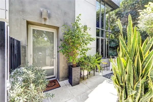$965,000 | 1120 North El Centro Avenue, Unit 5, Los Angeles, CA 90038