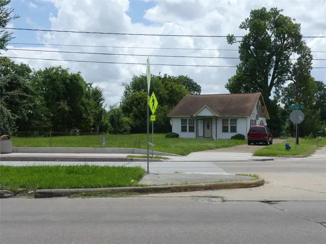 $420,000 | 7713 Airline Drive, Houston, TX 77037