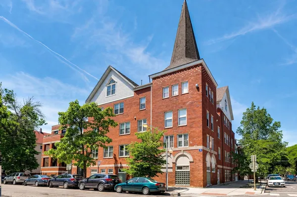 $615,000 | 1043 West School Street, Unit 207, Chicago, IL 60657