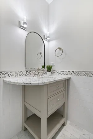 $615,000 | 1043 West School Street, Unit 207, Chicago, IL 60657