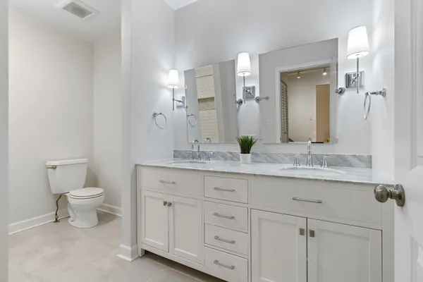 $615,000 | 1043 West School Street, Unit 207, Chicago, IL 60657