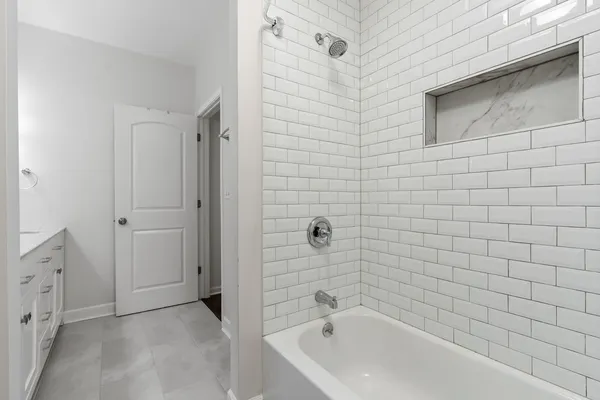 $615,000 | 1043 West School Street, Unit 207, Chicago, IL 60657