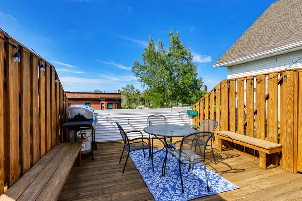 $615,000 | 1043 West School Street, Unit 207, Chicago, IL 60657
