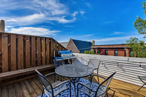 $615,000 | 1043 West School Street, Unit 207, Chicago, IL 60657
