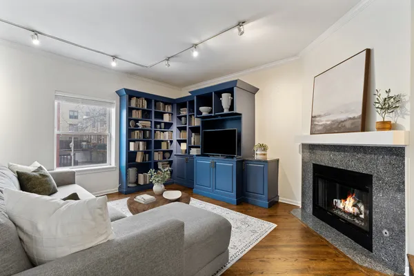 $615,000 | 1043 West School Street, Unit 207, Chicago, IL 60657