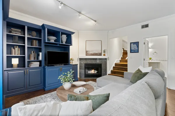 $615,000 | 1043 West School Street, Unit 207, Chicago, IL 60657