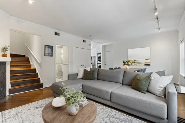 $615,000 | 1043 West School Street, Unit 207, Chicago, IL 60657