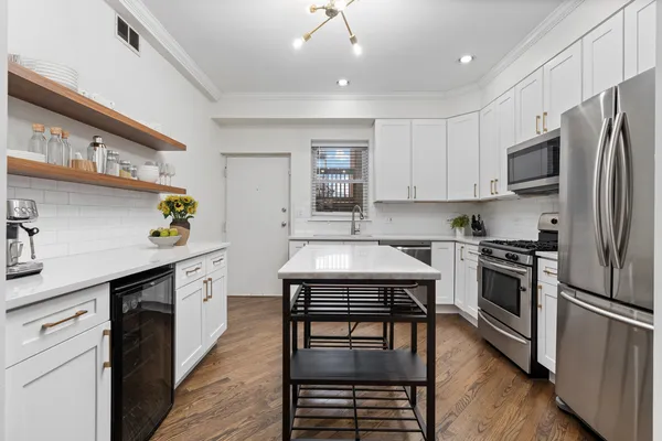 $615,000 | 1043 West School Street, Unit 207, Chicago, IL 60657