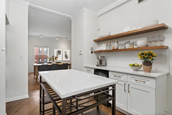 $615,000 | 1043 West School Street, Unit 207, Chicago, IL 60657