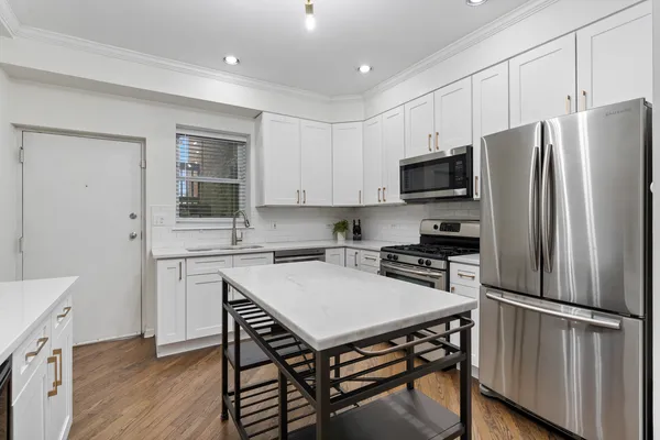$615,000 | 1043 West School Street, Unit 207, Chicago, IL 60657