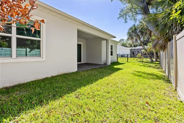a view of a backyard