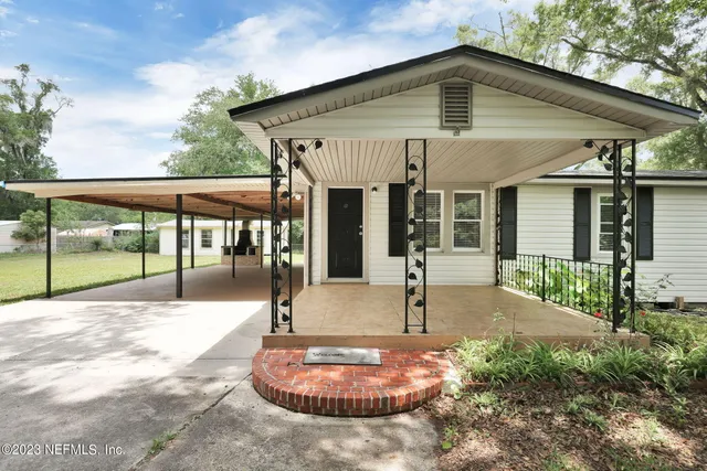 a view of a house with backyard and porch
