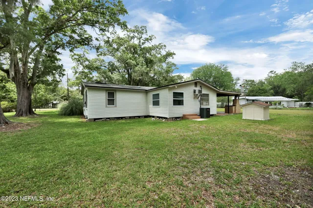 a view of a house with backyard