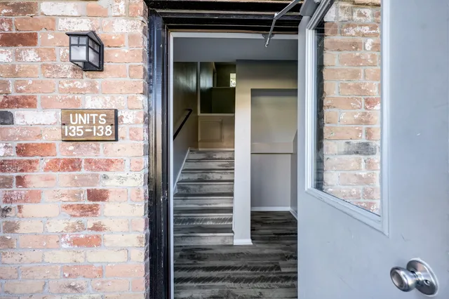 a view of entryway with a front door