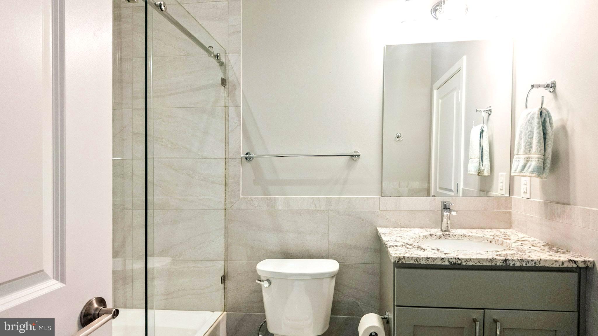 520 Kater Street, Unit D5 Philadelphia, PA 19147 - Photo 27 of 42 2nd Bedroom ensuite bathroom