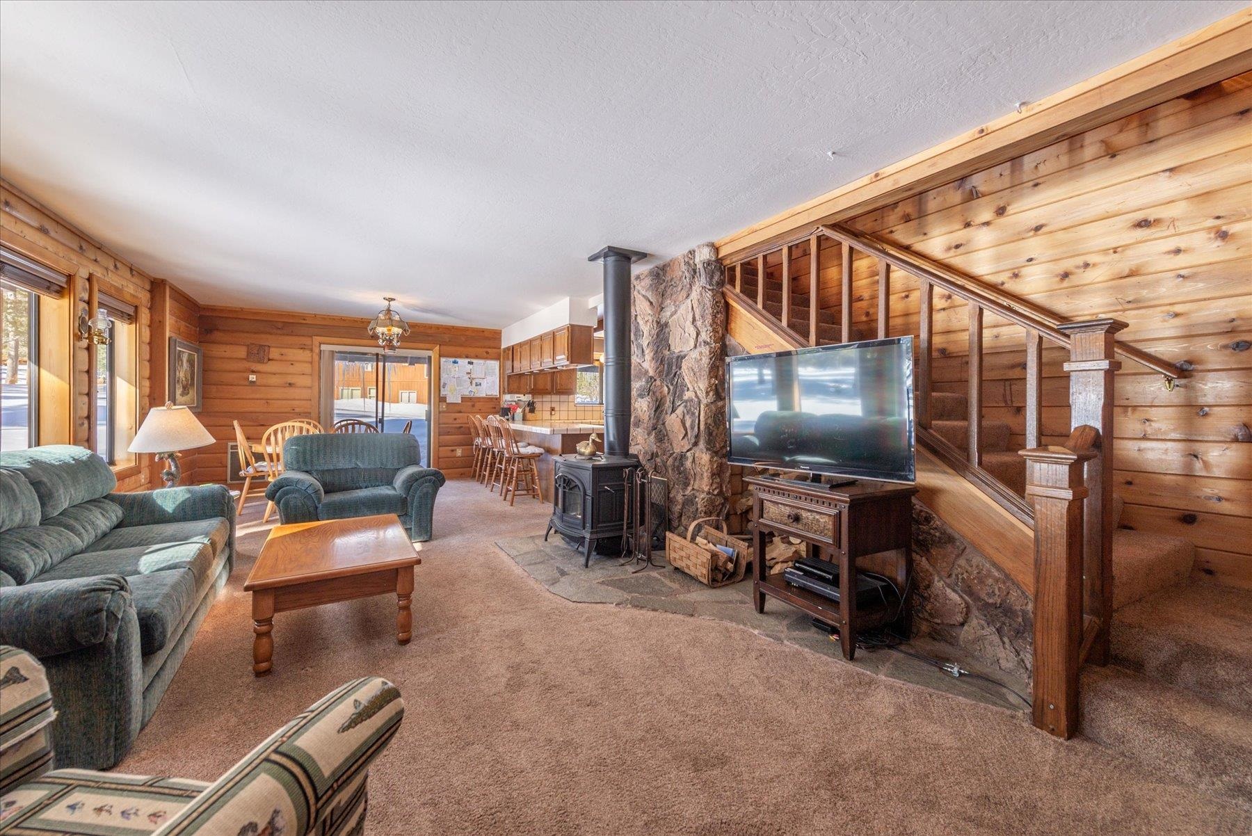 17080 Ski Slope Way Truckee, CA 96161 - Photo 19 of 22 a living room with furniture