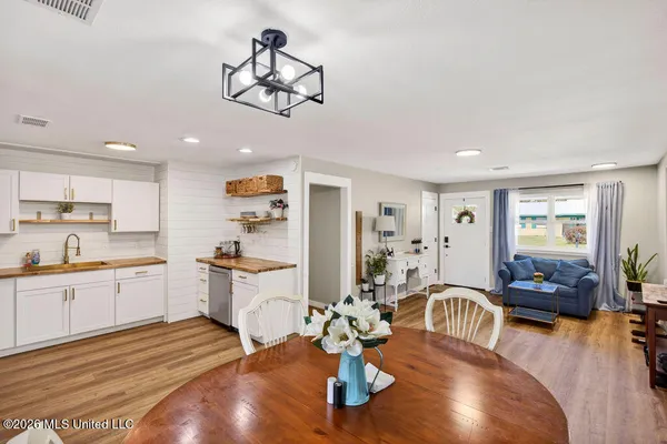$265,900 | 215 Maple Drive, Ocean Springs, MS 39564