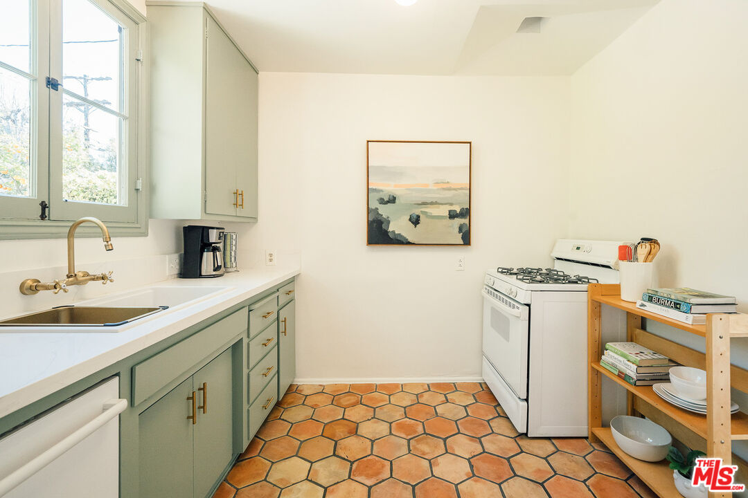 2101 Lambert Drive Pasadena, CA 91107 - Photo 16 of 48 a utility room with sink dryer and washer