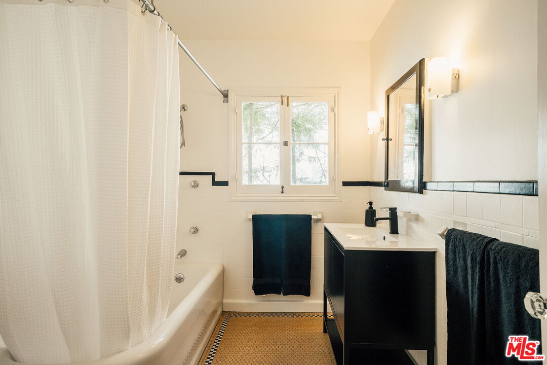 2101 Lambert Drive Pasadena, CA 91107 - Photo 23 of 48 a bathroom with a tub sink and mirror