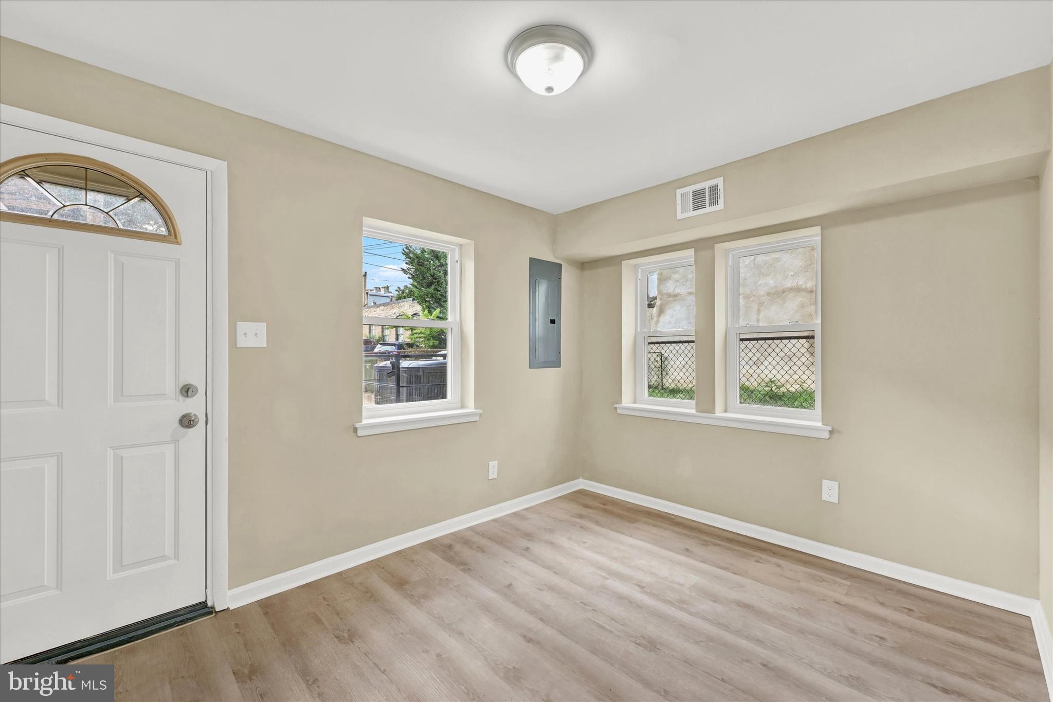 534 South Paca Street Baltimore, MD 21230 - Photo 12 of 30 Living Room