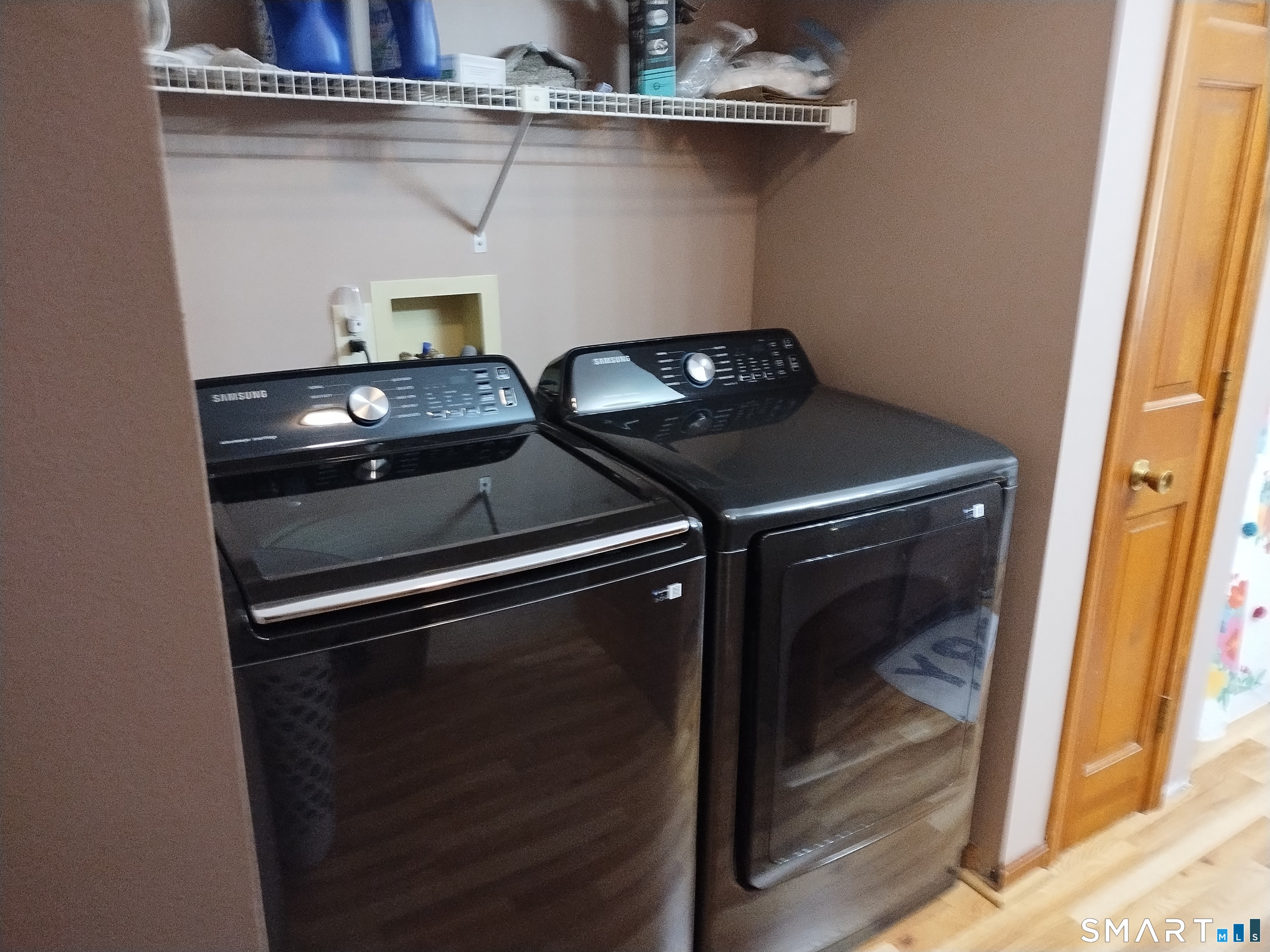 3 Westside Drive, Unit 14 Thompson, CT 06255 - Photo 18 of 22 a close view of stove
