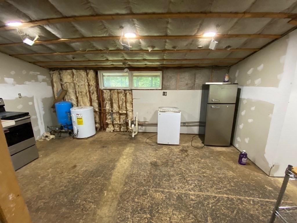 9 Deer Run Path Heath, MA 01346 - Photo 15 of 32 a utility room with dryer and washer