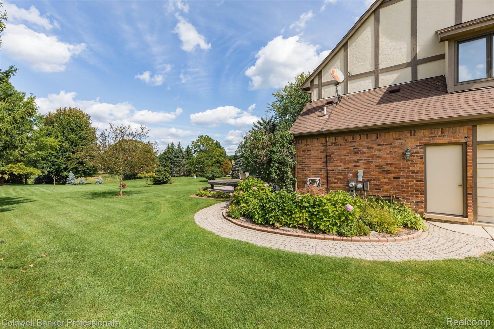 3472 Wedgewood Drive Rochester, MI 48306 - Photo 40 of 46 Lush Landscaping