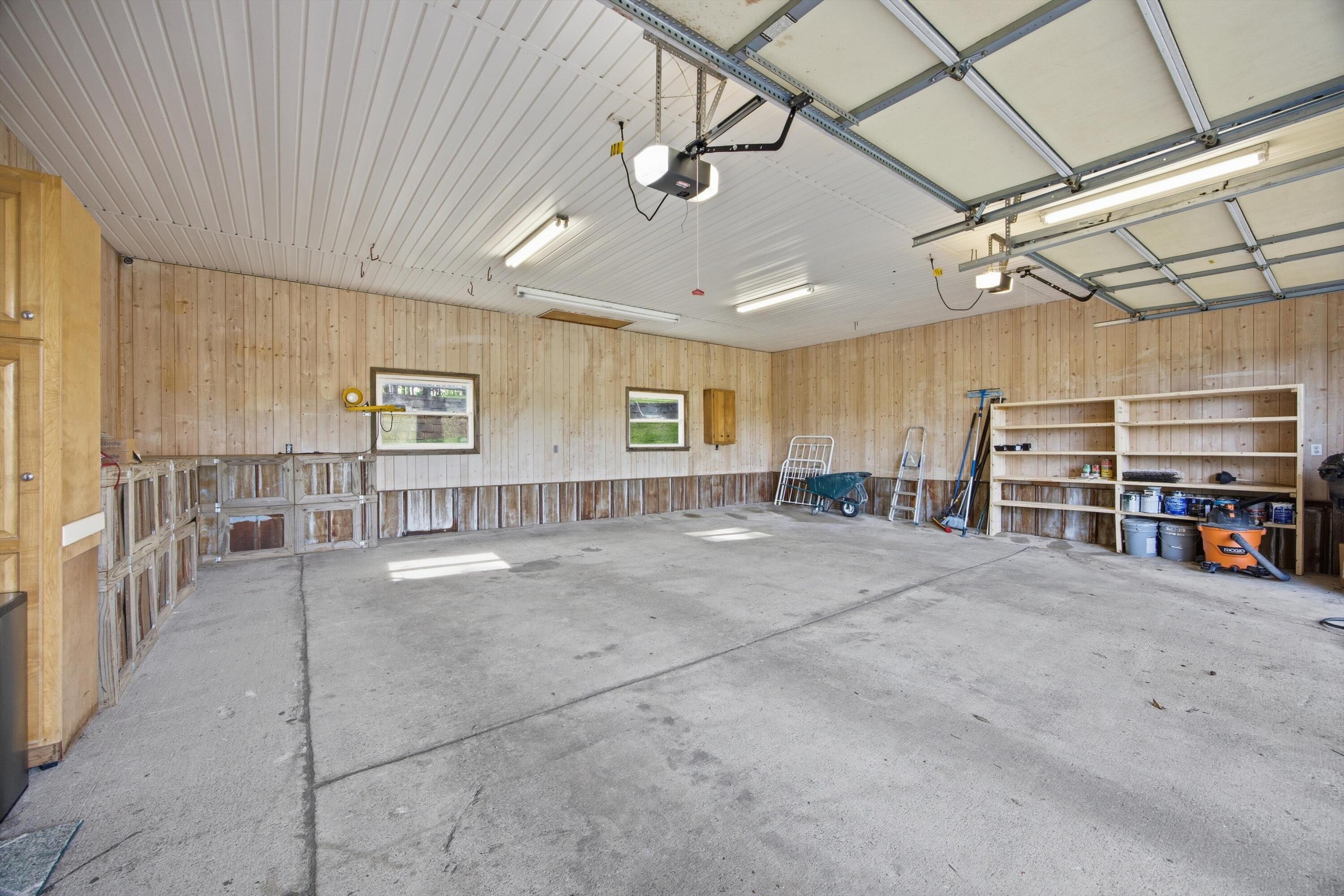 11102 London Lane Apison, TN 37302 - Photo 26 of 37 Attached garage
